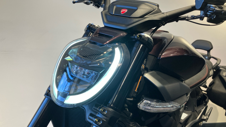 Ducati X Diavel V4 Burning Red (25MY)